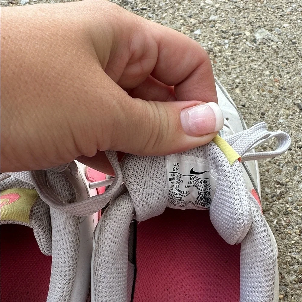 Nike sneakers white and pink size 6 youth